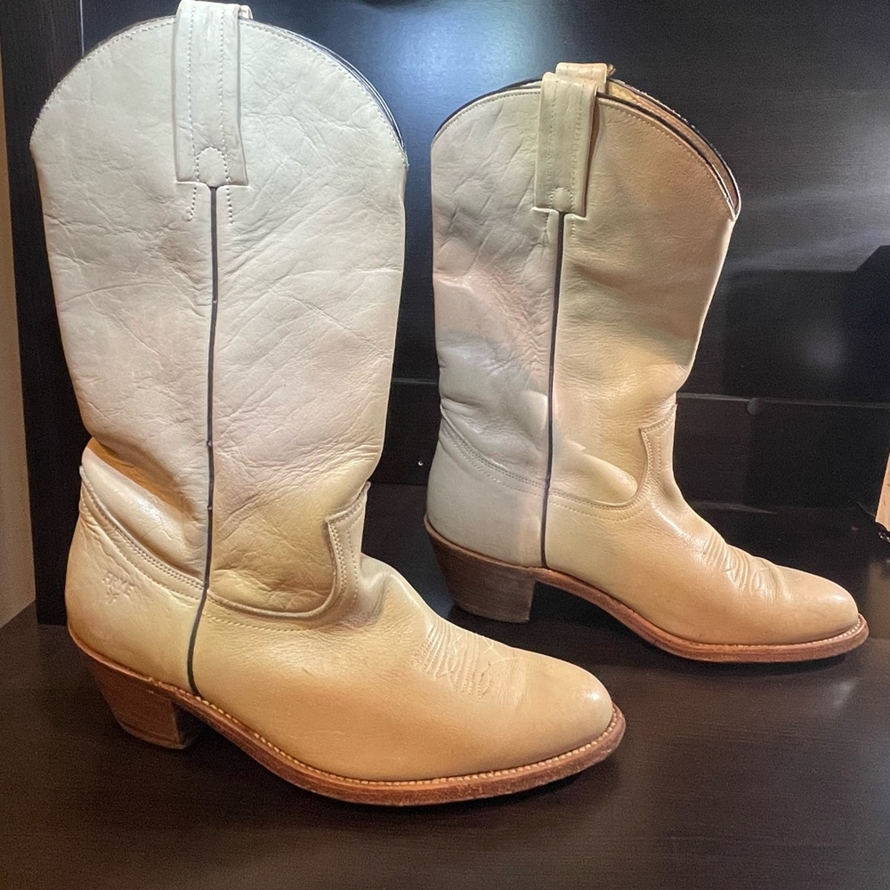Vintage Frye western cowboy boots! Apricot tan color